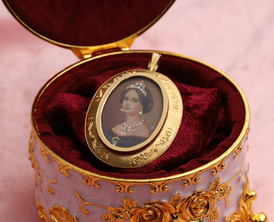 9ct Gold Pre-loved Diamond set Pendant in a vintage style jewellery box