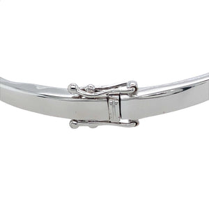 Preowned 18ct White Gold & Diamond Set Split Front Wrap Around Hinged Bangle with the weight 18 grams. The front of the bangle is 5mm wide and the diameter of the bangle is 6cm