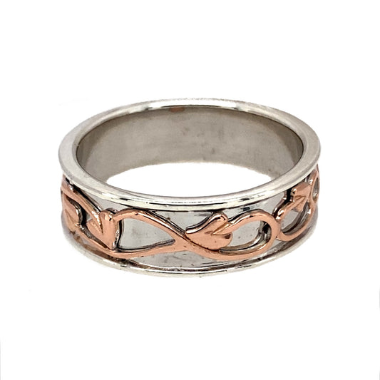 Bring rich symbolism and elegant contrast to your jewellery collection with this pre-owned 925 silver Clogau Tree of Life band ring, detailed with 9ct rose gold—perfect for meaningful style and everyday wear.
Design: The 7mm wide band features the iconic Tree of Life motif, with flowing vines in polished 9ct rose gold woven through the silver for a warm and graceful finish.