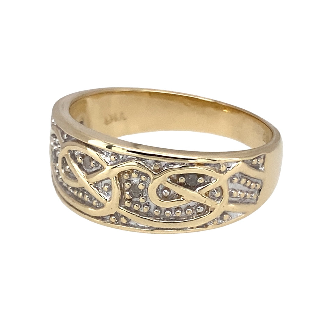 Bring symbolic strength and bold elegance to your collection with this pre-owned 9ct yellow and white gold diamond set Celtic knot wide band ring, combining heritage design with refined sparkle—perfect for meaningful gifting or statement everyday wear.
Design: The front of the 9mm high band features an intricate Celtic knot pattern in contrasting yellow and white gold, set with sparkling diamonds that add depth and brilliance to the symbolic design.