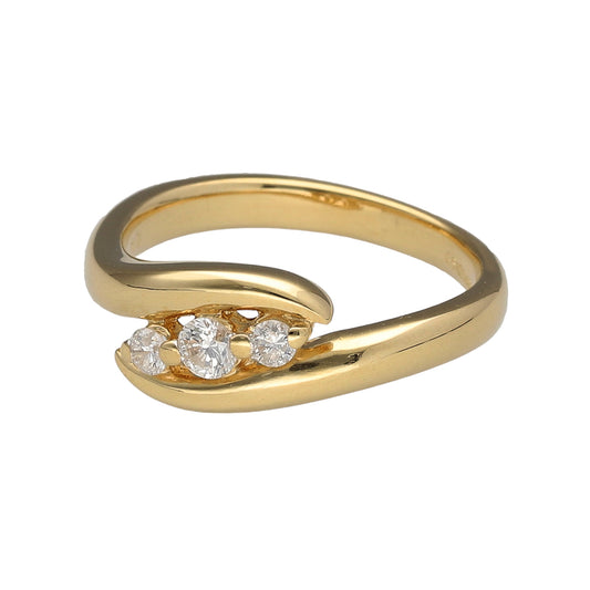 Preowned 18ct Yellow Gold & Diamond Set Twist Trilogy Ring in size L with the weight 4.80 grams. The front of the ring is 7mm high. There is approximately 20pt of diamond content in total with approximate clarity i1