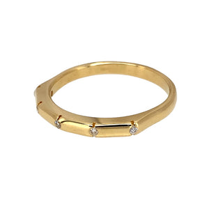 Preowned 18ct Yellow Gold & Diamond Set Bar Band Ring in size R with the weight 3.80 grams. The band is 2mm wide