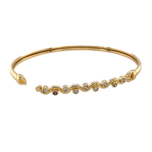 Preowned 9ct Yellow Gold & Cubic Zirconia Set Hinged Bangle with the weight 6.20 grams. The front of the bangle is 5mm wide and the bangle diameter is 6.5cm