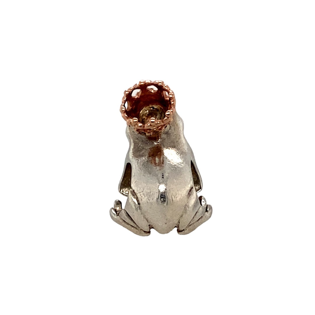 Add a whimsical touch of nature and heritage to your collection with this pre-owned 925 silver and 9ct rose gold Clogau frog charm—playful, detailed, and full of character.
Design: This charming piece features a finely detailed frog in polished sterling silver, accented with 9ct Welsh rose gold for a soft contrast and a signature Clogau touch.
Material: Crafted from 925 sterling silver with rare 9-carat Welsh rose gold detailing, the polished finish highlights the intricate textures and organic form.