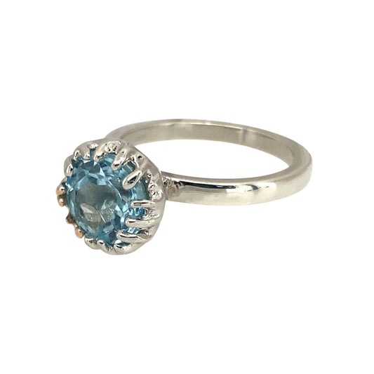 Add a touch of elegance and colour to your collection with this pre-owned 925 silver and 9ct rose gold Clogau ring, showcasing a beautiful blend of tones and gemstonesβperfect for both everyday wear and special occasions.
Design: The ring features an eye-catching 8mm round blue topaz at the centre, radiating a serene sky-blue hue that catches the light beautifully. The design is accented with Clogauβs signature 9ct rose gold detailing for a warm contrast.