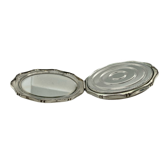 Bring vintage charm to your collection with this pre-owned 925 silver compact mirror, featuring an elegant patterned exterior and a timeless design perfect for gifting or personal use.
Design: The compact showcases a beautifully patterned outer surface, offering classic style with a touch of refinement.
Material: Made from 925 sterling silver, the polished and detailed finish enhances its decorative appeal while ensuring lasting quality.
Mirror Detail: This functional piece combines beauty