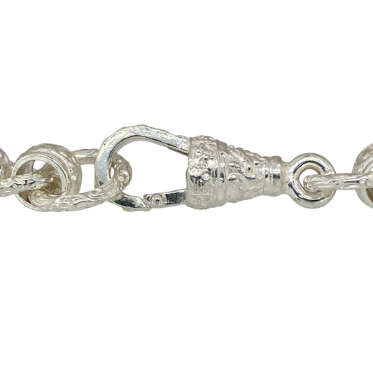 Bring timeless design and detailed craftsmanship to your jewellery collection with this new 925 silver 9" patterned engraved rollerball bracelet—a bold and elegant piece with vintage-inspired appeal.
Design: Featuring 10mm wide rollerball-style links, the bracelet alternates between smooth polished links and finely engraved patterns, creating a refined and eye-catching contrast.