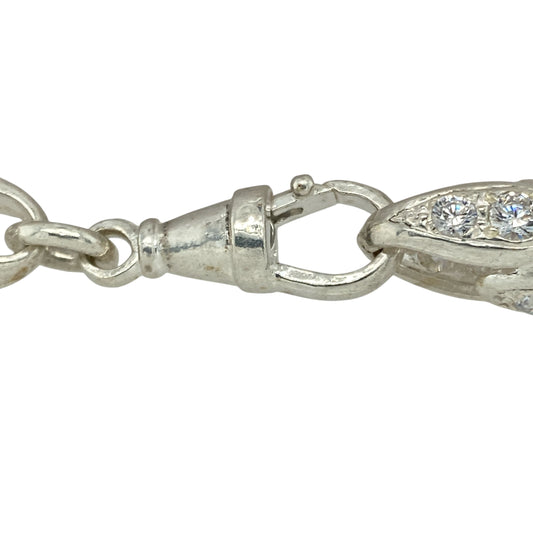 Bring floral elegance and subtle sparkle to your jewellery collection with this new 925 silver & cubic zirconia set 8" tulip link bracelet—a graceful piece with natural inspiration and refined shine.
Design: Featuring 10mm wide tulip-shaped links accented with cubic zirconia, this bracelet blends botanical curves with a touch of shimmering detail.
Material: Made from solid 925 sterling silver, the polished finish enhances the flowing design and highlights the brilliance of the stones.