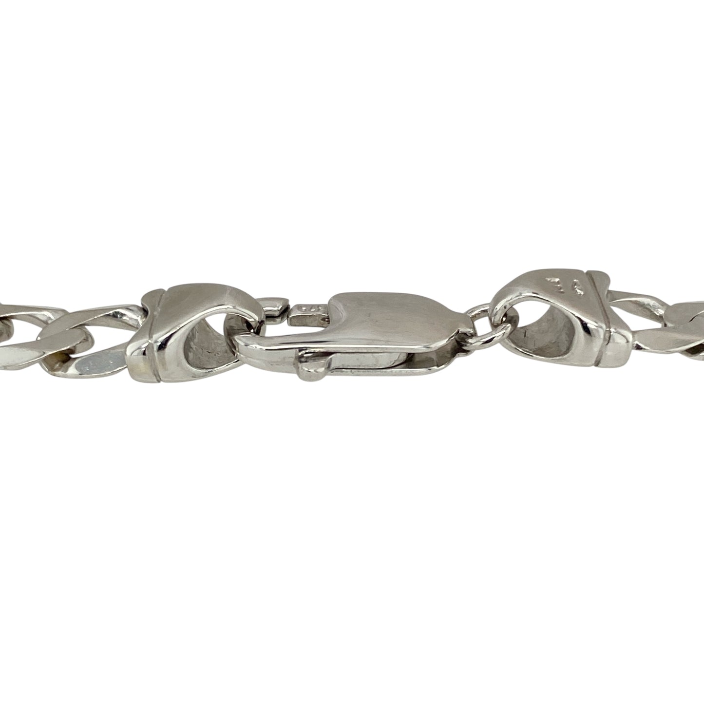 Add sleek sophistication and modern style to your collection with this pre-owned 9ct white gold curb bracelet—a bold yet versatile piece that offers timeless appeal, perfect for everyday wear or special occasions.
Design: This 8.25" bracelet features classic curb links with a 7mm width, creating a strong and polished look that makes a subtle statement on the wrist.
Material: Made from 9-carat white gold, the cool, bright tone enhances the clean, contemporary feel of the curb design