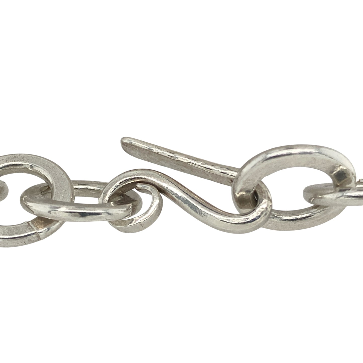 Bring bold style and contemporary charm to your collection with this pre-owned 925 silver 7" circle link bracelet, offering a striking blend of modern design and timeless sophistication—perfect for making a statement.
Design: The bracelet features large, polished circle links with a substantial 15mm width, creating a strong, eye-catching look that stands out beautifully on the wrist.