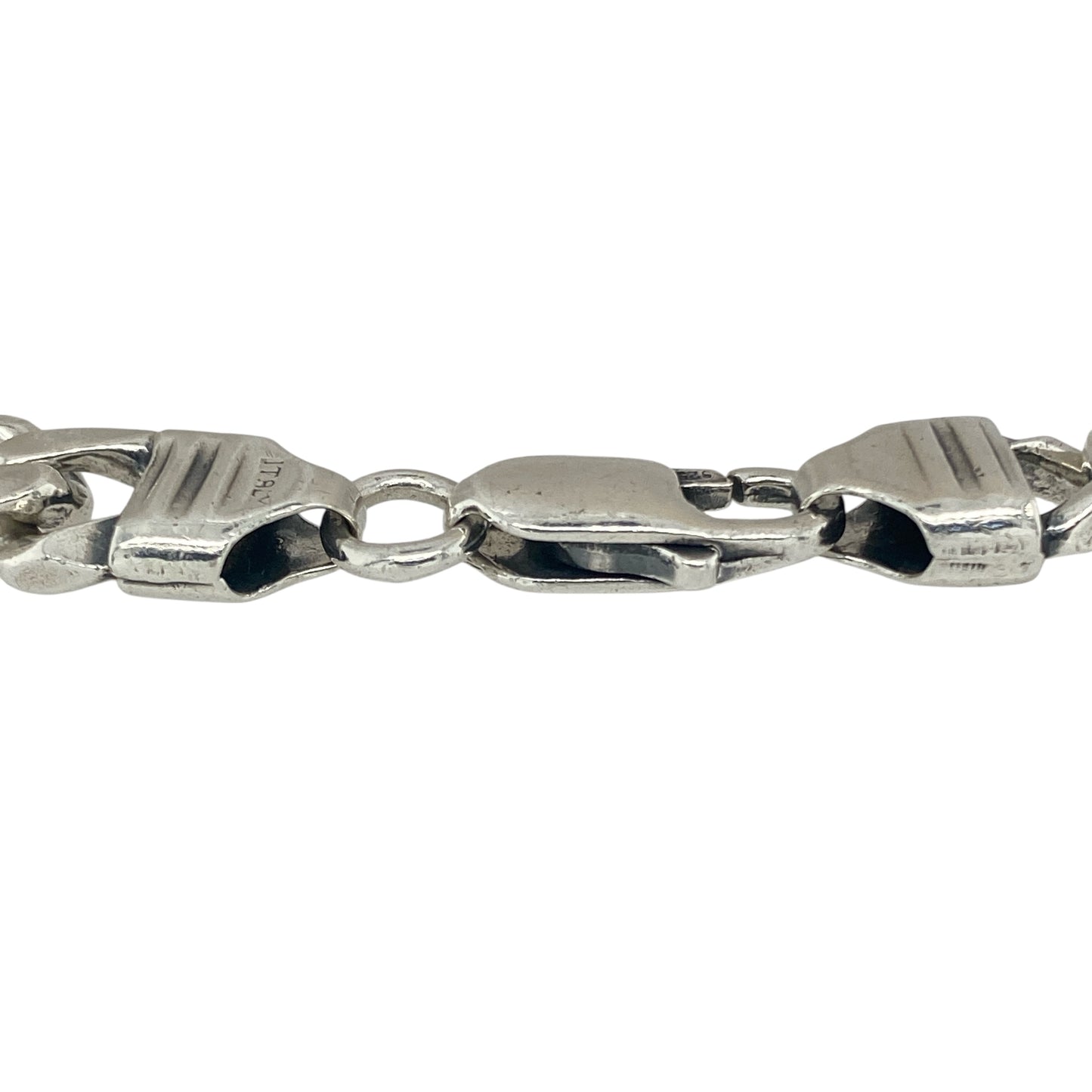 Bring classic strength and refined style to your collection with this pre-owned 925 silver 8.5" curb bracelet, offering a timeless blend of bold design and elegant simplicity—perfect for any occasion.
Design: The bracelet features a traditional curb link design with a 9mm width, creating a sleek and polished look that adds a confident touch to any outfit.
Material: Made from 925 silver, the polished finish enhances the bright, clean tone and highlights the smooth, interlocking links beautifully.