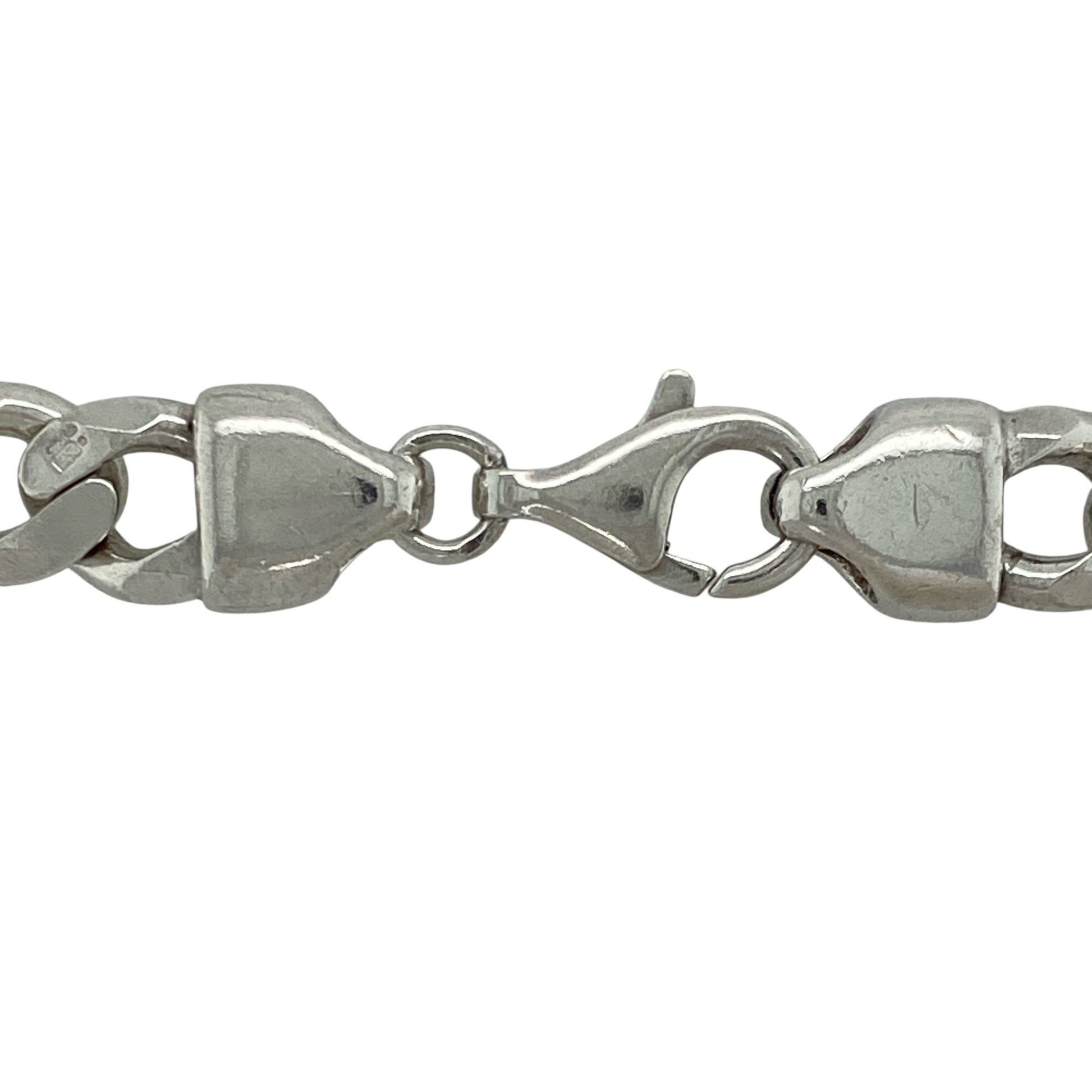 Bring bold impact and classic style to your jewellery collection with this pre-owned 925 silver curb chain necklace, featuring wide links and a solid weight—perfect for statement wear or timeless everyday style.
Design: This 20-inch chain showcases a traditional curb link design with a 10mm width, offering a sleek, flat profile that lays comfortably and visibly on the neck.
Material: Made from solid 925 sterling silver, the high-polish finish enhances the chain’s bold structure and refined edge.