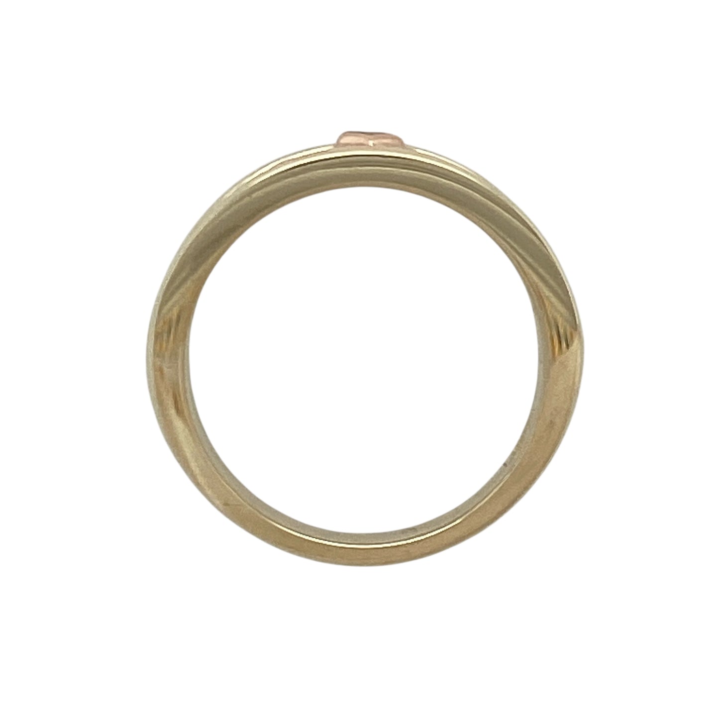 Bring heritage style and timeless elegance to your collection with this pre-owned 9ct yellow and rose gold Lady Guinevere band ring by Clogau, accented with a central diamond for a refined finish—perfect for special occasions or lasting everyday luxury.
Design: The band measures 8mm wide at the front and features a princess-cut diamond at the centre, framed by flowing design details inspired by the Lady Guinevere motif.