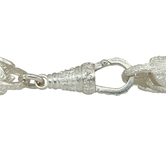 Make a statement with this pre-owned 925 silver patterned tulip bracelet, a bold floral-inspired design with substantial weight—perfect for those who love standout jewellery.
Design: The bracelet features tulip-shaped links with a patterned finish, each measuring 13mm in width for a striking and eye-catching look.
Material: Made from 925 sterling silver, the polished surface enhances durability and lasting shine.