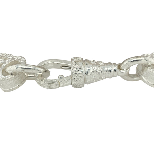 Make a bold statement with this new 925 silver patterned star and bar bracelet, a striking design with substantial weight—perfect for standout style and special occasions.
Design: The bracelet features alternating star and bar patterned links, each measuring 13mm in width for a powerful and eye-catching look.
Material: Made from 925 sterling silver, the polished finish ensures durability while enhancing the intricate pattern.