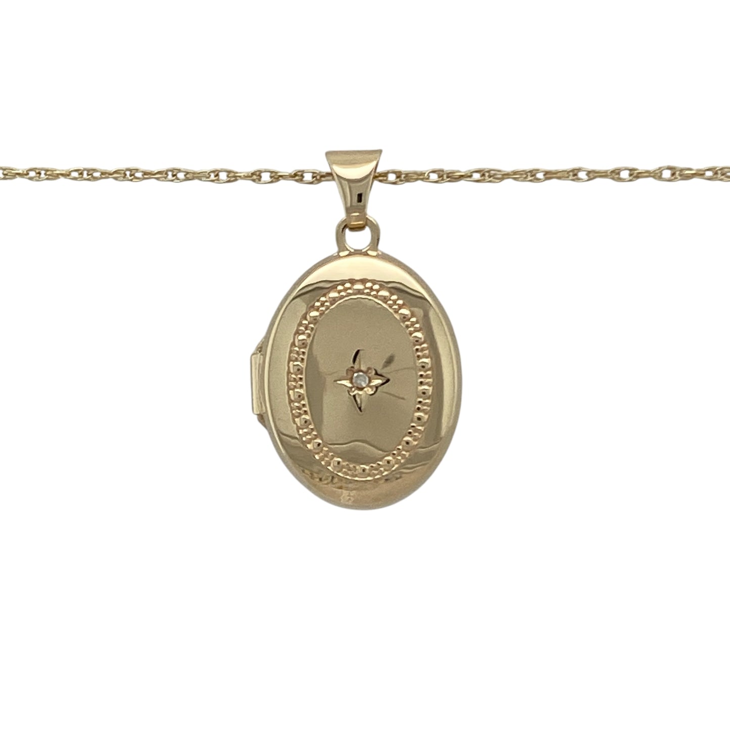 Bring sentiment, sparkle, and classic charm to your collection with this pre-owned 9ct yellow gold diamond oval locket pendant on an 18" Prince of Wales chain necklace—a timeless design perfect for keeping cherished memories close.
Design: The locket features an elegant oval shape with a textured surround accented by sparkling diamonds, adding depth and sophistication to its polished finish.
