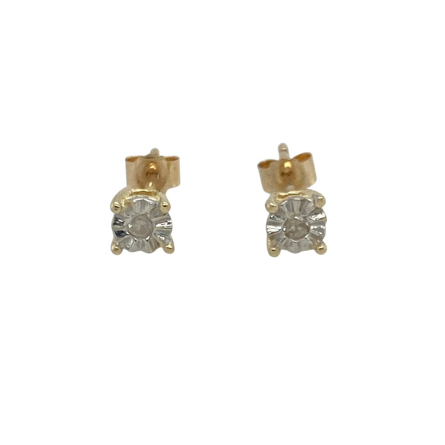 Bring timeless sparkle and understated elegance to your look with these pre-owned 9ct yellow gold diamond illusion set solitaire stud earrings—perfect for everyday wear or adding subtle sophistication to any outfit.
Design: Each earring features a single diamond in an illusion-style setting, designed to enhance the stone’s brilliance and create the appearance of a larger diamond for maximum sparkle.