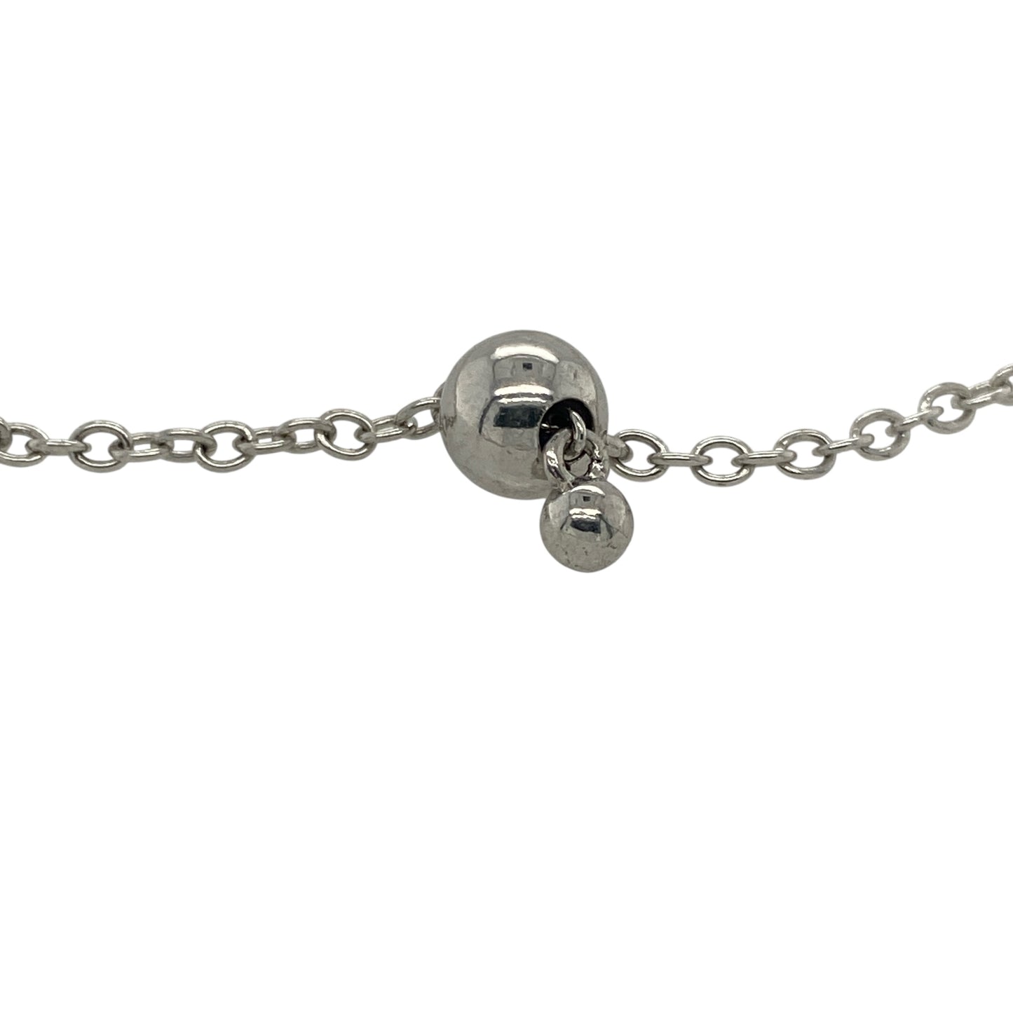 Bring meaningful elegance and refined craftsmanship to your collection with this pre-owned 925 silver and 9ct rose gold Clogau Tree of Life bracelet—perfect for adding a touch of symbolic beauty to any outfit.
Design: The bracelet features Clogau’s signature Tree of Life motif, representing growth, strength, and connection. The delicate design is enhanced by warm 9ct rose gold detailing, creating a graceful balance of colour and meaning.