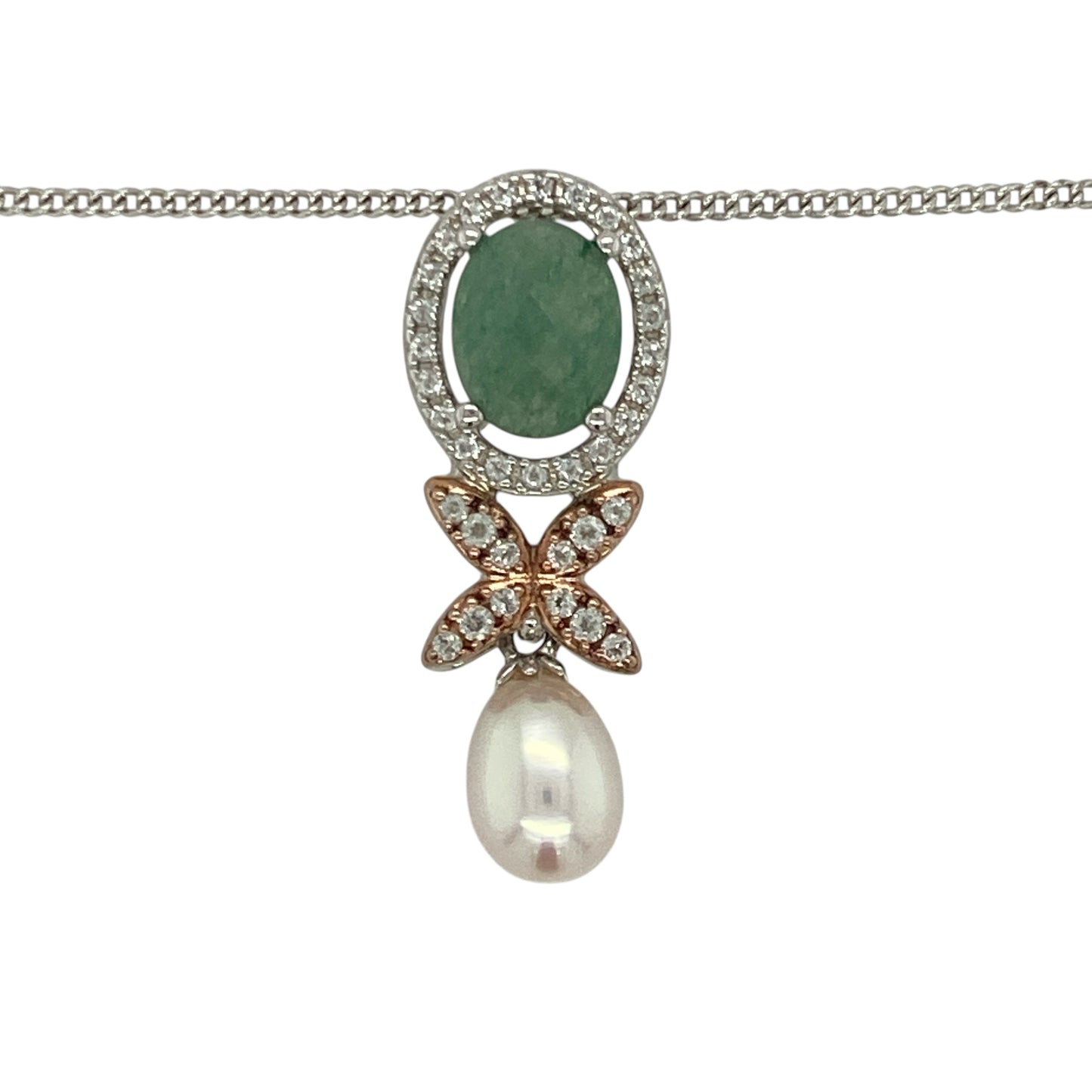Bring delicate beauty and graceful sparkle to your collection with this pre-owned 925 silver and 9ct rose gold Clogau aventurine, white topaz, and pearl set butterfly halo drop pendant necklace—perfect for adding a touch of elegance and femininity to any look.
Design: The 3.2cm-long pendant features a soft green aventurine stone framed in a white topaz halo for radiant sparkle. Above sits a charming butterfly motif accented with a lustrous pearl, symbolising transformation, hope, and natural beauty.