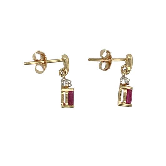 Add a touch of classic elegance and vibrant colour to your collection with these pre-owned 9ct yellow gold diamond and ruby set drop earrings — a graceful design that combines timeless beauty with refined sparkle.
Design: Each earring features a 5mm by 3mm ruby stone suspended beneath a sparkling diamond, creating a delicate drop style that moves beautifully and catches the light with every turn.