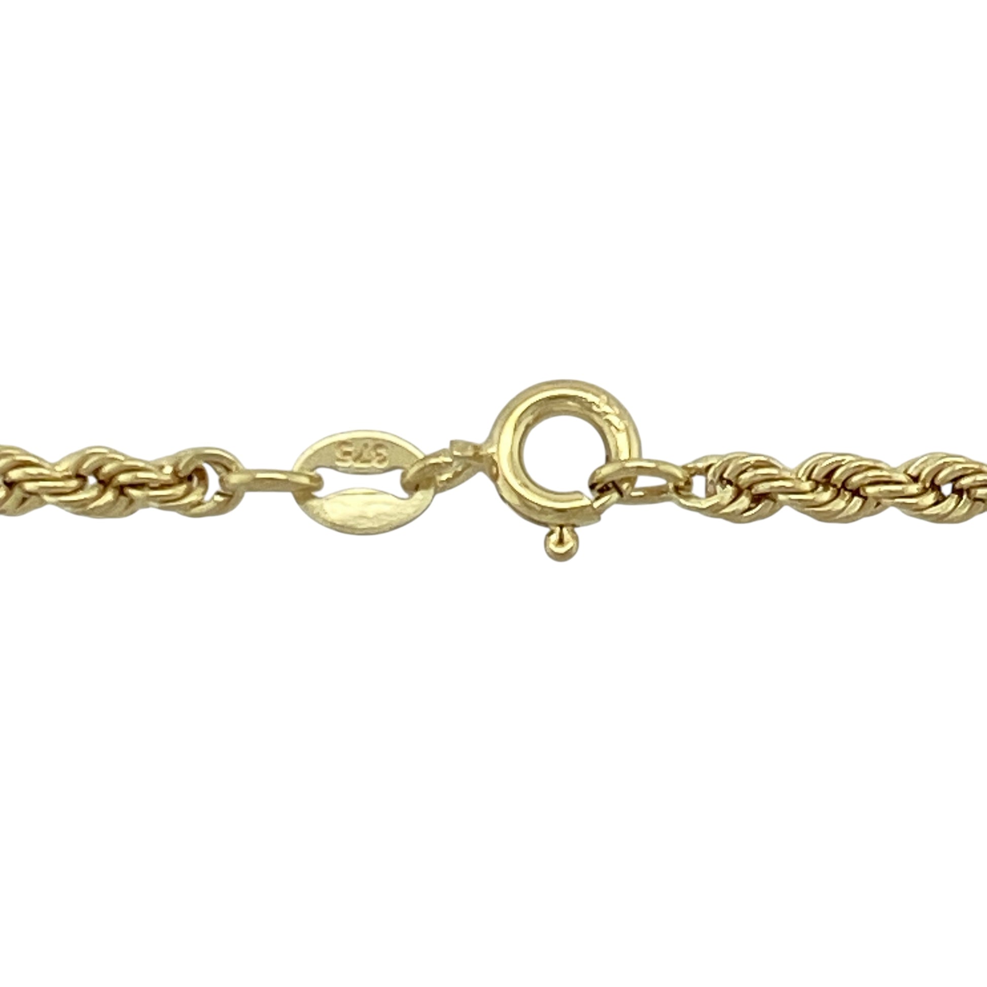 Enhance your jewellery collection with this pre-owned 9ct yellow gold rope chain, combining classic design and subtle shine—perfect for everyday wear or layering with other pieces.
Design: The chain features an intricate rope-style link pattern that creates a beautiful twisted texture, adding depth and movement to the design.
Material: Made from 9-carat yellow gold, offering a rich tone and polished finish that complements any look.