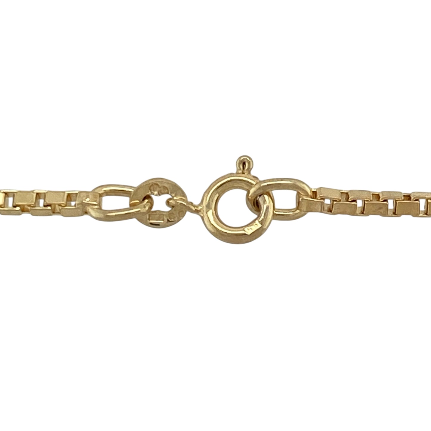 Bring sleek sophistication to your collection with this pre-owned 9ct yellow gold box chain, offering a clean geometric style and solid feel—perfect for everyday wear or pairing with a statement pendant.
Design: The chain features classic square box links, creating a smooth, modern look with subtle shine and excellent durability.
Material: Made from 9-carat yellow gold, its polished finish enhances the rich golden tone for timeless appeal.