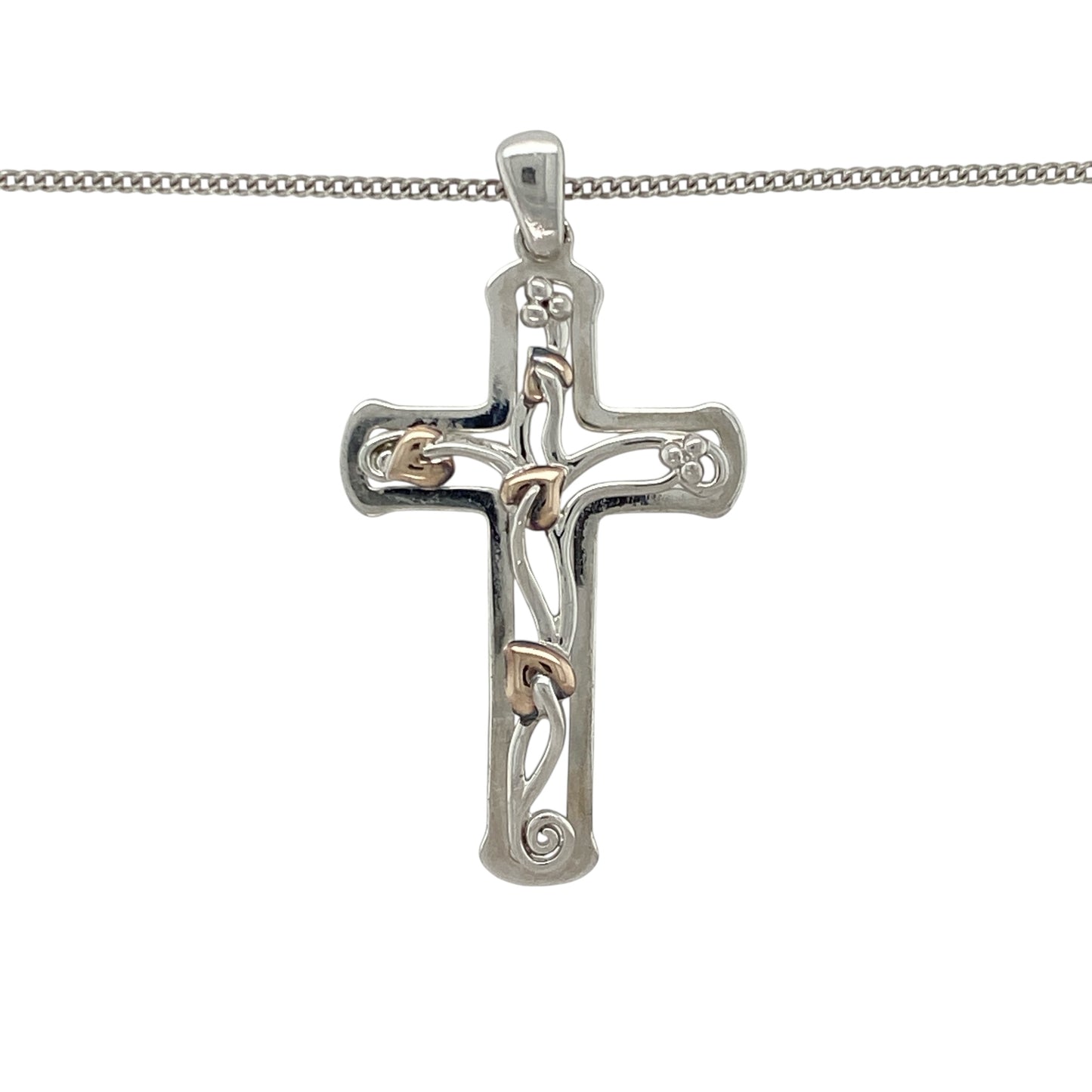 Celebrate faith and natural beauty with this pre-owned 925 silver and 9ct rose gold Clogau Tree of Life cross pendant necklace, blending spiritual symbolism with elegant craftsmanship—perfect for meaningful everyday wear or special occasions.
Design: The pendant features Clogau’s iconic Tree of Life motif within a graceful cross design, symbolising growth, strength, and eternal connection. The pendant measures 4.2cm long including the bail, creating a refined and balanced look.