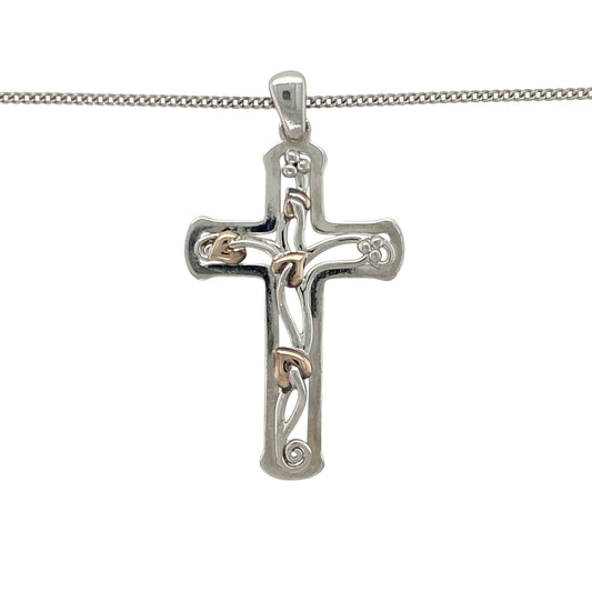 Celebrate faith and natural beauty with this pre-owned 925 silver and 9ct rose gold Clogau Tree of Life cross pendant necklace, blending spiritual symbolism with elegant craftsmanship—perfect for meaningful everyday wear or special occasions.
Design: The pendant features Clogau’s iconic Tree of Life motif within a graceful cross design, symbolising growth, strength, and eternal connection. The pendant measures 4.2cm long including the bail, creating a refined and balanced look.