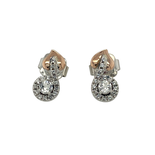 Bring sparkle and symbolism to your collection with these pre-owned 925 silver with 9ct rose gold and white topaz set Clogau Halo Tree of Life stud earrings—an elegant expression of growth, strength, and harmony.
Design: Each earring features Clogau’s signature Tree of Life motif encircled by a halo of shimmering white topaz stones, creating a radiant and meaningful design.