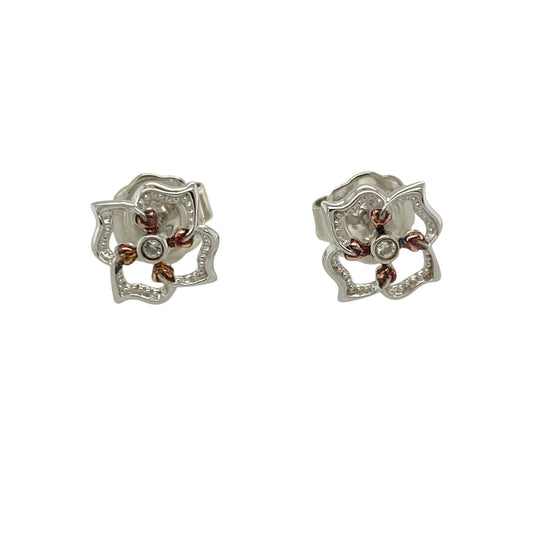 Add delicate sparkle and floral elegance to your look with these pre-owned 925 silver and 9ct rose gold Clogau flower stud earrings, blending timeless design with subtle sophistication—perfect for everyday wear or gifting.
Design: Each earring features a charming flower motif adorned with white topaz stones that shimmer beautifully, capturing light from every angle.