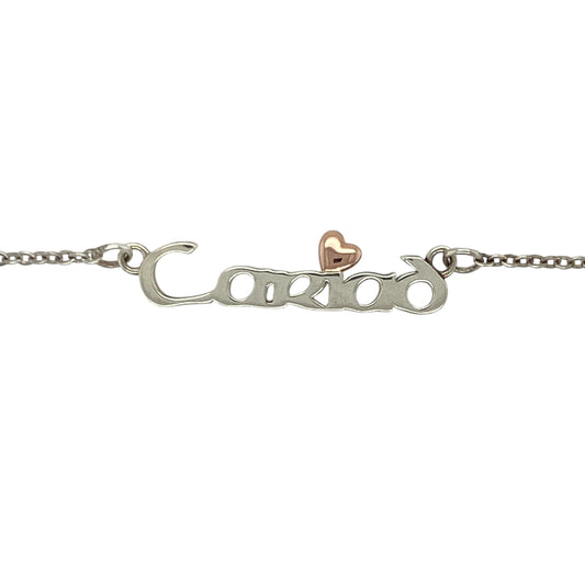 Celebrate love and connection with this pre-owned 925 silver and 9ct rose gold Clogau Cariad necklace, a timeless symbol of affection and Welsh heritage—perfect for everyday wear or as a heartfelt gift.
Design: The necklace features a polished Cariad plaque measuring approximately 26mm by 7mm, engraved with the Welsh word for “beloved,” symbolising enduring love and friendship.