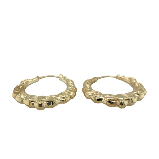 Add classic elegance and subtle texture to your collection with these pre-owned 9ct gold patterned creole earrings, offering timeless style with a touch of refined detailβperfect for everyday wear or special occasions.
Design: Each earring features a traditional creole shape with a delicate patterned finish that catches the light beautifully, adding depth and sophistication.
Material: Made from 9-carat gold, the polished surface enhances the warm tone and radiance of the metal.
