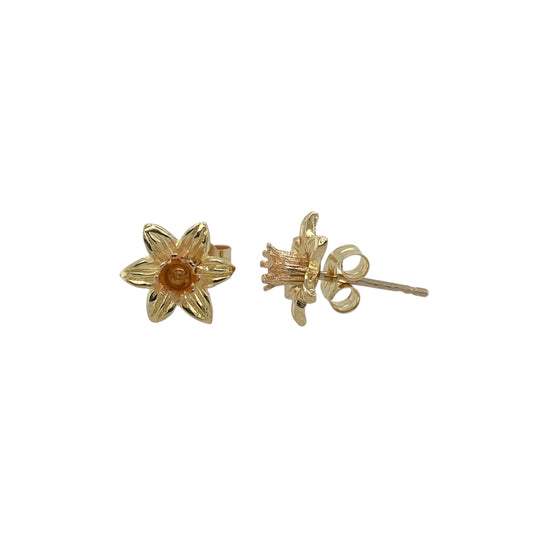 Bring a touch of Welsh charm and natural beauty to your collection with these pre-owned 9ct Clogau yellow and rose gold daffodil stud earrings—elegant, symbolic, and perfect for everyday wear.
Design: The earrings showcase delicate daffodil motifs, beautifully representing Wales’ national flower and the joy of springtime.
Material: Made from a blend of 9-carat yellow and rose gold, the warm hues highlight the floral design and add a soft, feminine glow.