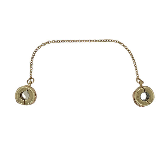 Bring meaningful symbolism and elegant two-tone detailing to your collection with this pre-owned 9ct yellow and rose gold Clogau Tree of Life beaded safety charmβan essential and decorative addition to your Milestones bracelet.
Design: This refined safety charm features polished beaded ends linked by a delicate chain, with each bead adorned with the signature Tree of Life motif. The flowing leaves and branches add depth, texture, and a touch of heritage-inspired beauty.