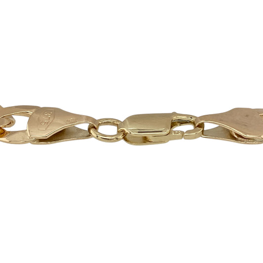 Bring bold style and classic appeal to your jewellery collection with this pre-owned 9ct yellow gold curb bracelet, a substantial and timeless piece designed for confident everyday wear.
Design: This bracelet features a traditional curb link design with flat, closely interlocking links that sit comfortably on the wrist. With a generous link width of approximately 9mm, it offers a strong and eye-catching presence.