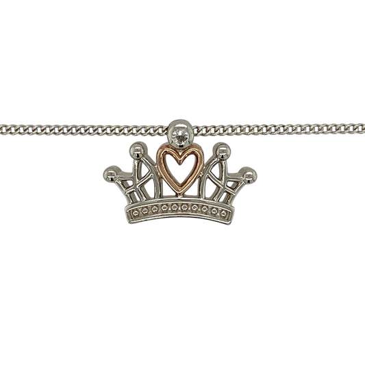 Bring refined sparkle and regal elegance to your jewellery collection with this pre-owned 925 silver and 9ct rose gold white topaz set Clogau Julien Macdonald crown pendant necklace.
Design: The pendant features a delicate crown motif, designed in collaboration with Julien Macdonald, accented with shimmering white topaz and measuring approximately 1.1cm in length for a subtle yet elegant look.