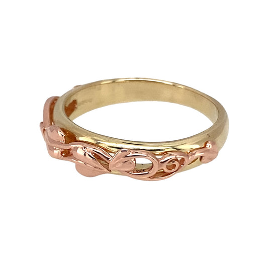 Bring meaningful design and timeless elegance to your collection with this pre-owned 9ct yellow and rose gold Clogau Tree of Life band ringβperfect for everyday wear or as a symbol of growth and harmony.
Design: The ring features Clogauβs signature Tree of Life motif in intertwined yellow and rose gold, representing new beginnings, strength, and connection. The detailed pattern extends across the 5mm-wide front of the band, creating a beautifully balanced and symbolic design.