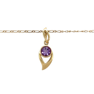 Preowned 9ct Yellow Gold & Amethyst Set Pendant on a 16" figaro chain with the weight 3.40 grams. The pendant is 2.6cm long including the bail and the amethyst stone is 6mm diameter