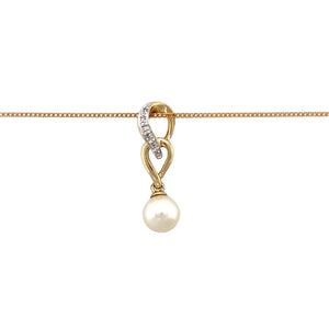 Preowned 9ct Yellow and White Gold Diamond & Pearl Set Pendant on an 18" curb chain with the weight 2.90 grams. The pendant is 2.5cm long and the pearl is 7mm diameter