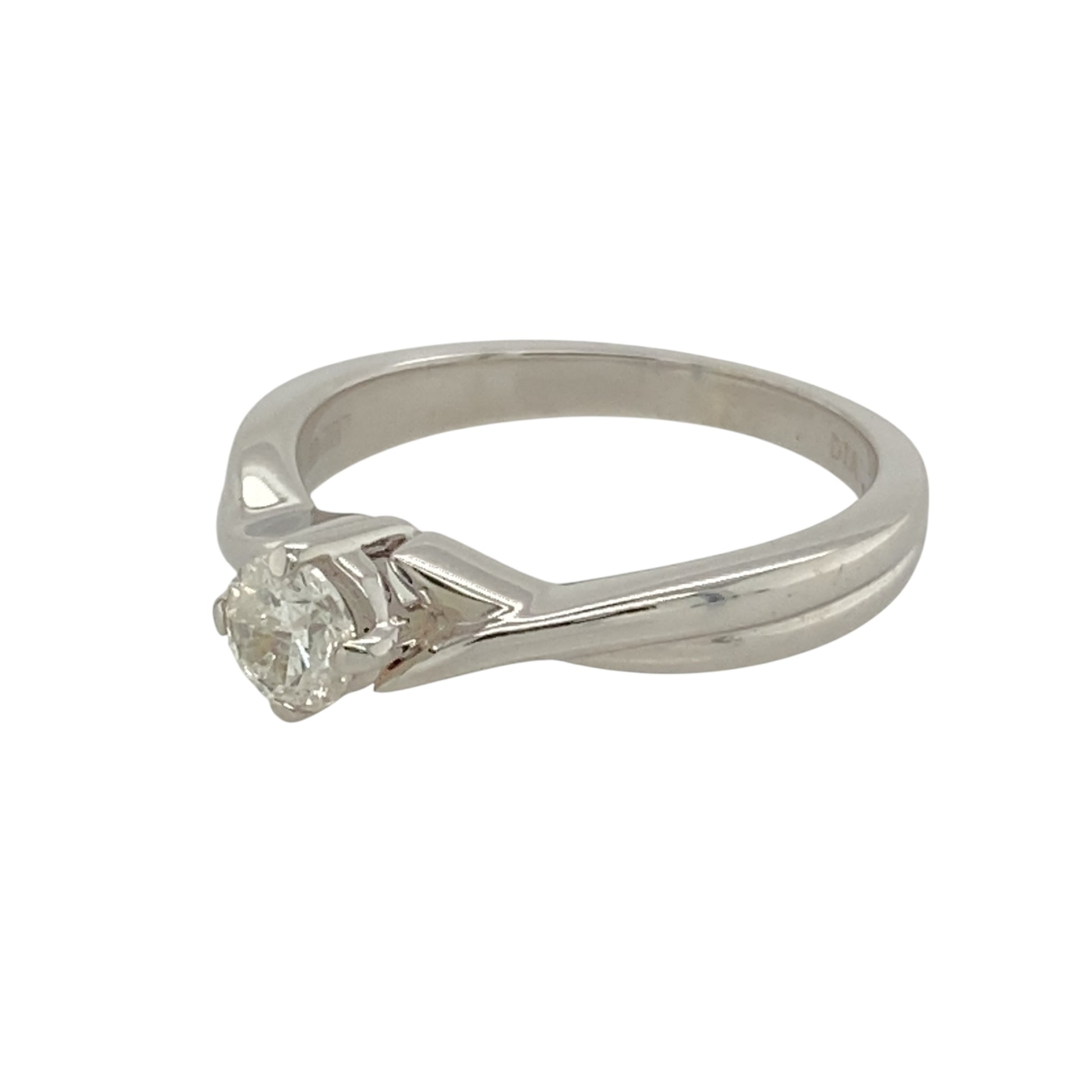 Add a touch of elegance to your jewellery collection with this pre-owned 9ct white gold diamond set solitaire ring.
Design: A classic solitaire design with a stunning center diamond, enhanced by a unique twist detail on the shoulders, creating a modern yet timeless look.
Material: Made from 9-carat white gold, offering a sleek and polished finish that complements the brilliance of the diamond.
Gemstone Detail: The center diamond is approximately 0.25ct, providing a delicate and captivating sparkle.