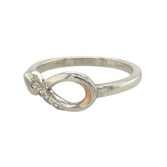 Add a touch of elegance and meaning to your jewellery collection with this pre-owned 925 silver with 9ct rose gold and diamond set infinity Clogau ring.
Design: Featuring the iconic infinity symbol, this ring represents eternity and unending love, enhanced by delicate 9ct rose gold and diamond detailing.
Material: Made from 925 sterling silver, with 9ct rose gold accents and a diamond setting that adds a touch of luxury.
Size & Weight: Weighing 2.30 grams, this ring is available in size O