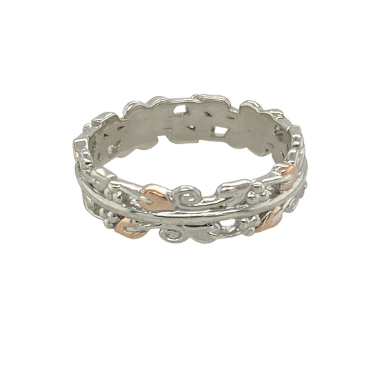 Celebrate heritage and natural beauty with this pre-owned 925 silver and 9ct rose gold Clogau Tree of Life band ring—a symbolic design with timeless elegance and depth.
Design: This 6mm wide band features the iconic Tree of Life motif in flowing vine and leaf patterns, elegantly highlighted with 9ct rose gold detailing.
Material: Made from sterling silver with accents of 9-carat rose gold, the mixed-metal design reflects the harmony and richness of nature.