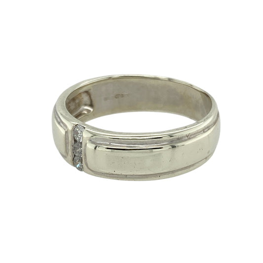Add modern elegance and subtle sparkle to your collection with this pre-owned 9ct white gold diamond set band ring—a refined design with a sleek, contemporary edge.
Design: This 6mm wide band features three small diamonds set in a vertical line down the centre of the ring, creating a clean, balanced look with understated brilliance.
Material: Made from 9-carat white gold, the cool, polished finish enhances the modern styling and provides a sophisticated backdrop for the diamond accents.