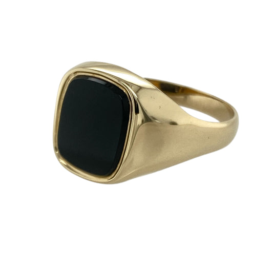 Add bold contrast and timeless style to your collection with this pre-owned 9ct yellow gold and onyx set signet ring—refined, masculine, and rich in character.
Design: This classic signet ring features a rounded rectangle-shaped onyx stone measuring 11mm by 9mm, set in a smooth yellow gold mount for a strong and elegant look.
Material: Made from 9-carat yellow gold, the polished finish enhances the depth of the black onyx and gives the ring a warm, sophisticated glow.