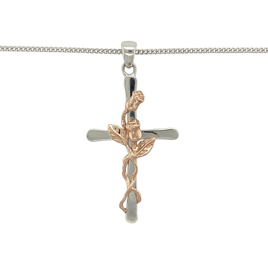 Add symbolic beauty and delicate detail to your collection with this pre-owned Clogau rose vine cross pendant on an 18" curb chain—perfect for meaningful style with elegant contrast.
Design: The pendant measures 4cm long including the bail and features a flowing cross design crafted in sterling silver, adorned with a 9ct rose gold rose and vine motif for a touch of romantic symbolism.