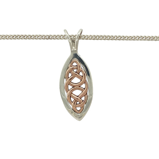 Bring heritage symbolism and elegant contrast to your jewellery collection with this pre-owned Clogau Celtic Knot pendant—crafted in 925 silver with 9ct rose gold on an 18" Clogau curb chain for a timeless and meaningful design.
Design: The 2.6cm long pendant features an intricate Celtic Knot motif, representing eternal love and unity, enhanced with touches of warm 9ct rose gold.