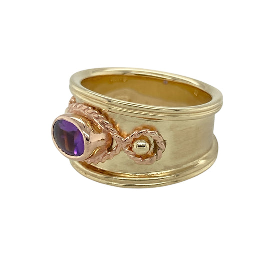 Add rich colour and elegant detail to your collection with this pre-owned 9ct yellow and rose gold amethyst set Clogau wide band ringβa bold and beautifully crafted piece with signature style.
Design: The 12mm high front features a 7mm by 5mm oval amethyst at the centre, framed by Clogauβs distinctive styling in warm yellow and rose gold tones.
Material: Made from 9-carat yellow and rose gold, the polished finish enhances the gemstoneβs deep purple hue and highlights the detailed band design.