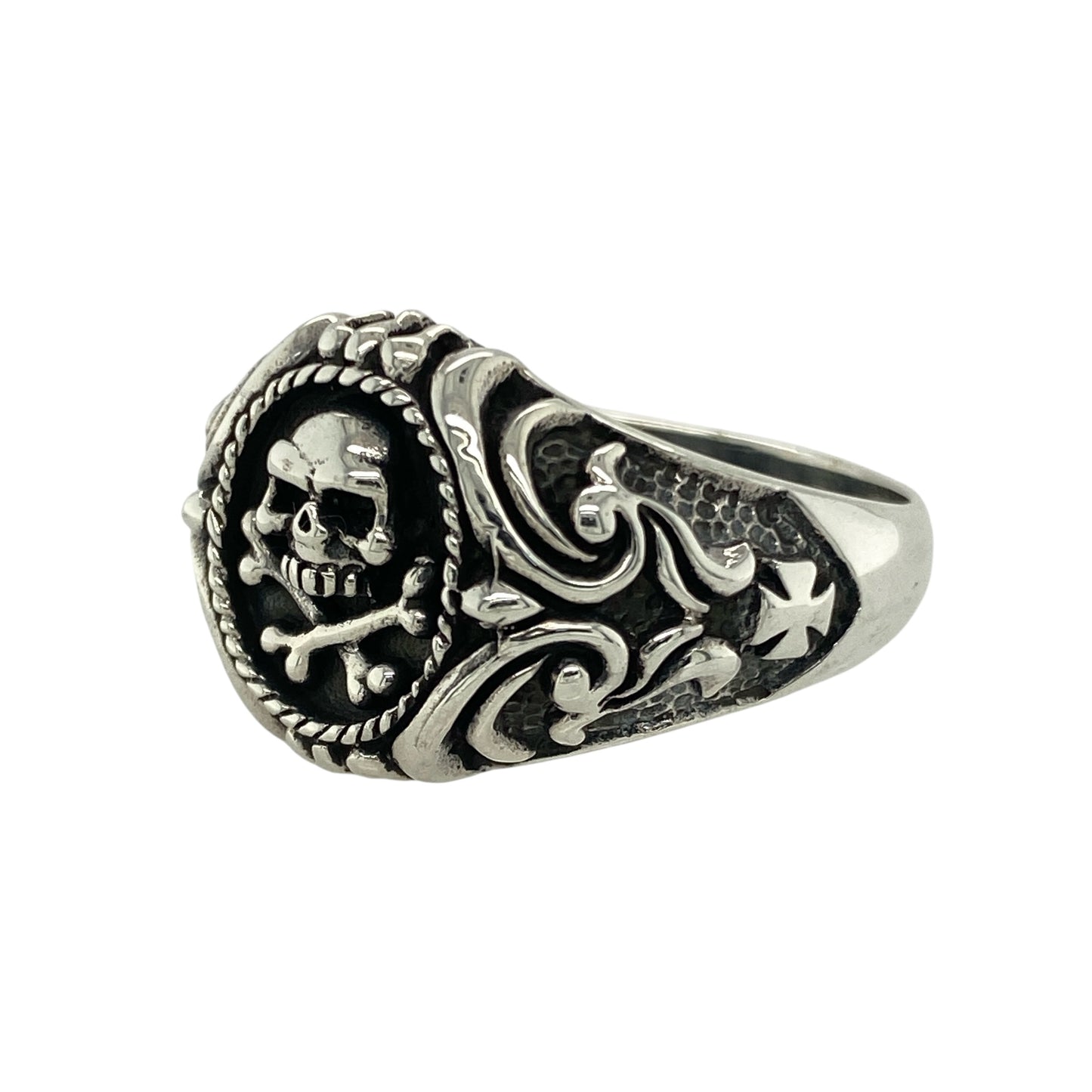 Bring bold attitude and edgy symbolism to your collection with this new 925 silver skull and crossbones signet ring, offering a striking design and fearless presence—perfect for making a powerful statement.
Design: The ring features a dramatic skull and crossbones motif on the front, measuring 18mm high, with patterned shoulders that add extra detail and character. The combination of these elements creates a strong, rebellious look that stands out boldly.