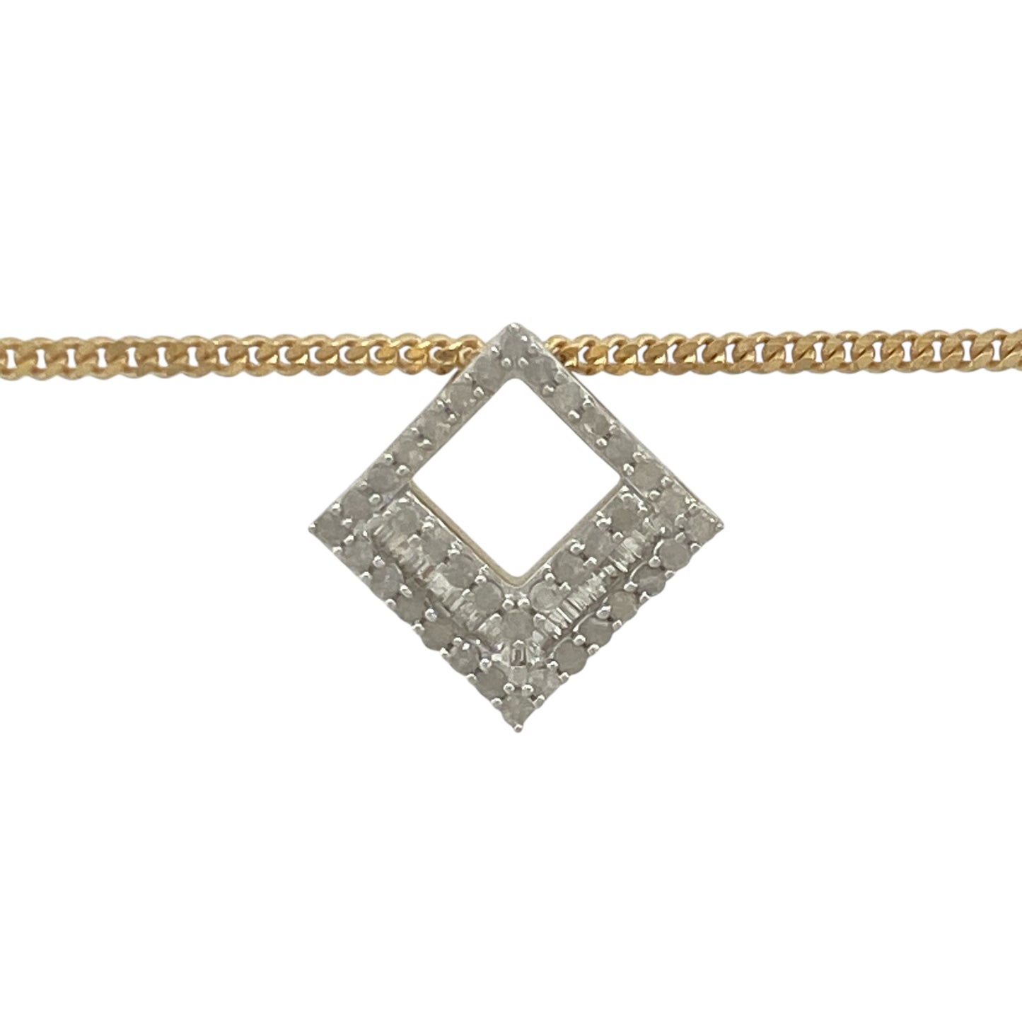 Bring structured sparkle and elegant geometry to your collection with this pre-owned 9ct yellow gold and diamond set square cluster pendant necklace—a refined design with a bold edge and timeless brilliance.
Design: The pendant measures 1.7cm in length and features a square-shaped cluster of diamonds with cut-out corners, creating a modern, softened silhouette while maximising brilliance and symmetry.
Material: Made from 9-carat yellow gold, the polished setting beautifully frames the cluster of diamonds