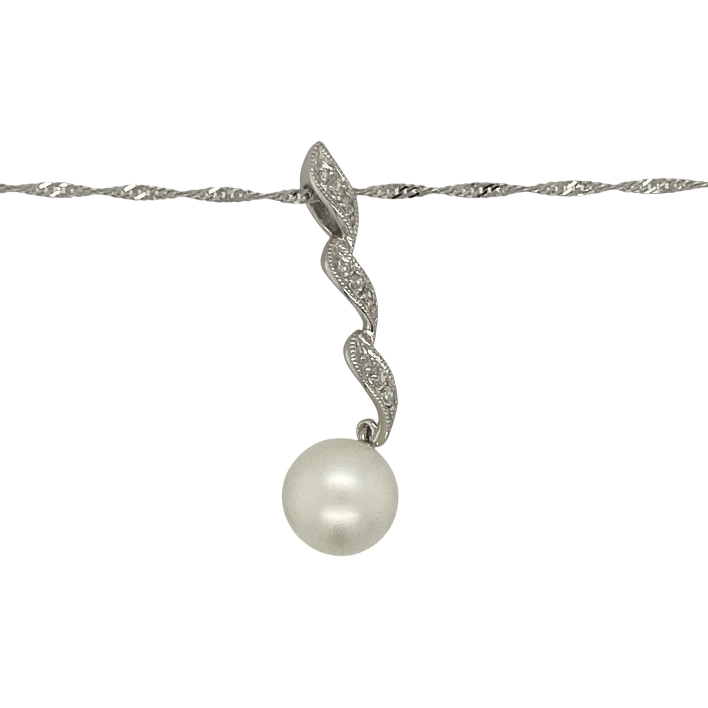 Add elegant movement and classic beauty to your collection with this pre-owned 9ct white gold twist pendant necklace, featuring a lustrous pearl and delicate diamond accents.
Design: The pendant measures 3.1cm in length and features a graceful twist design, set with a single 8mm pearl and accented by small diamonds for refined sparkle.
Material: Made from 9-carat white gold, the polished finish enhances the brilliance of the diamonds and the soft glow of the pearl.
